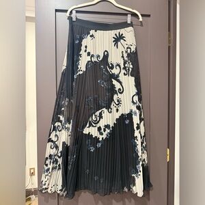 Elegant Black and White Floral Pleated Skirt